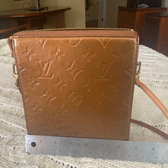 Genuine Louis Vuittion Small Vernis Purse - Picture 9 of 16